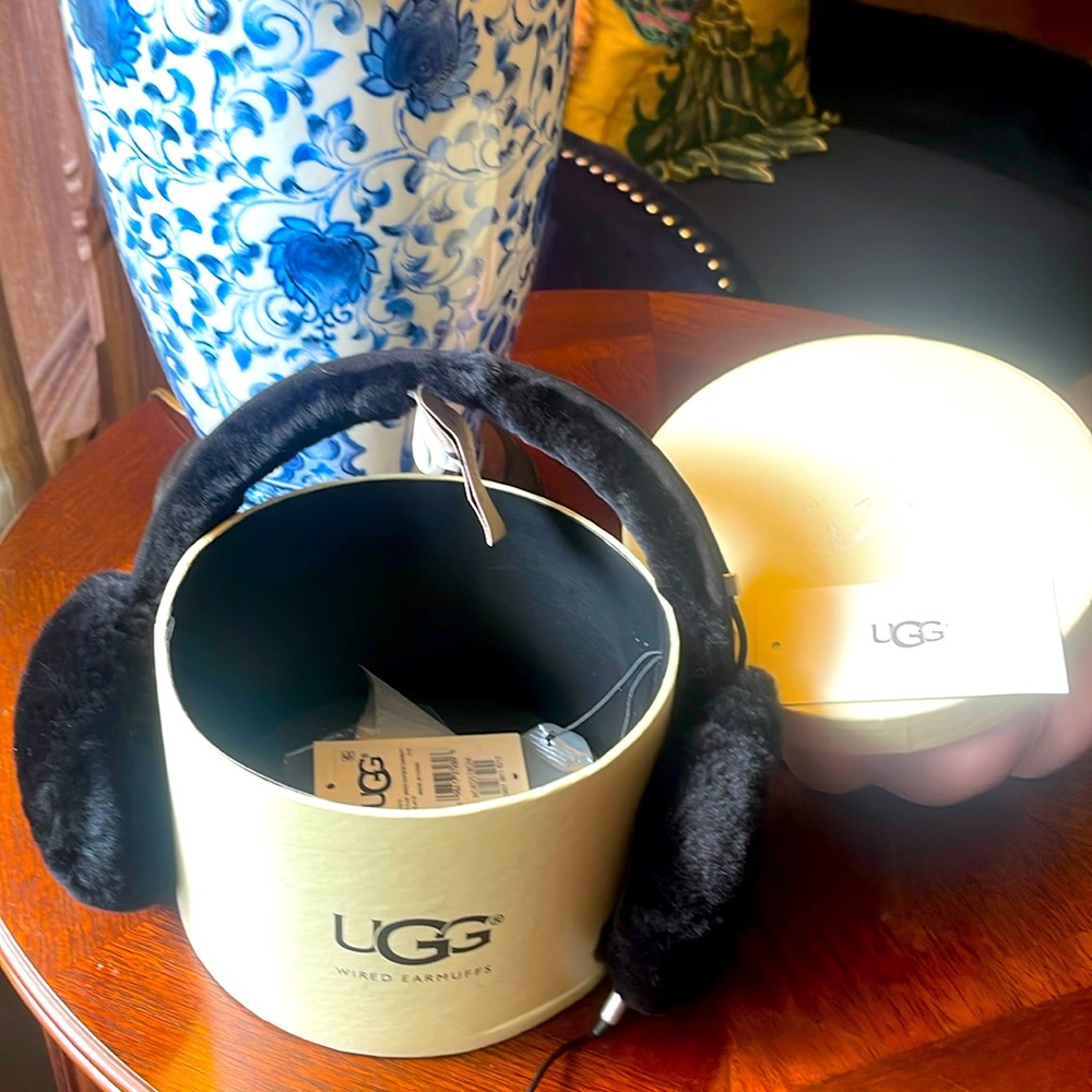 UGG black fur wired earmuffs built in speakers - Picture 2 of 9